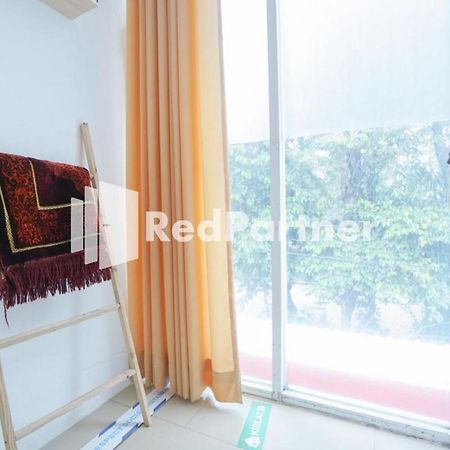 Eascot Hotel Mitra Reddoorz Jakarta Exteriör bild