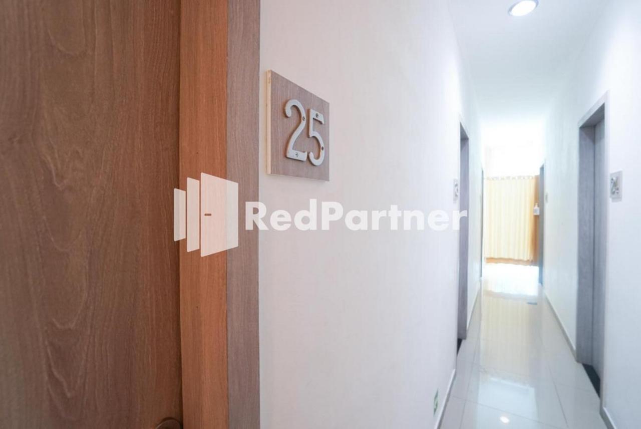 Eascot Hotel Mitra Reddoorz Jakarta Exteriör bild