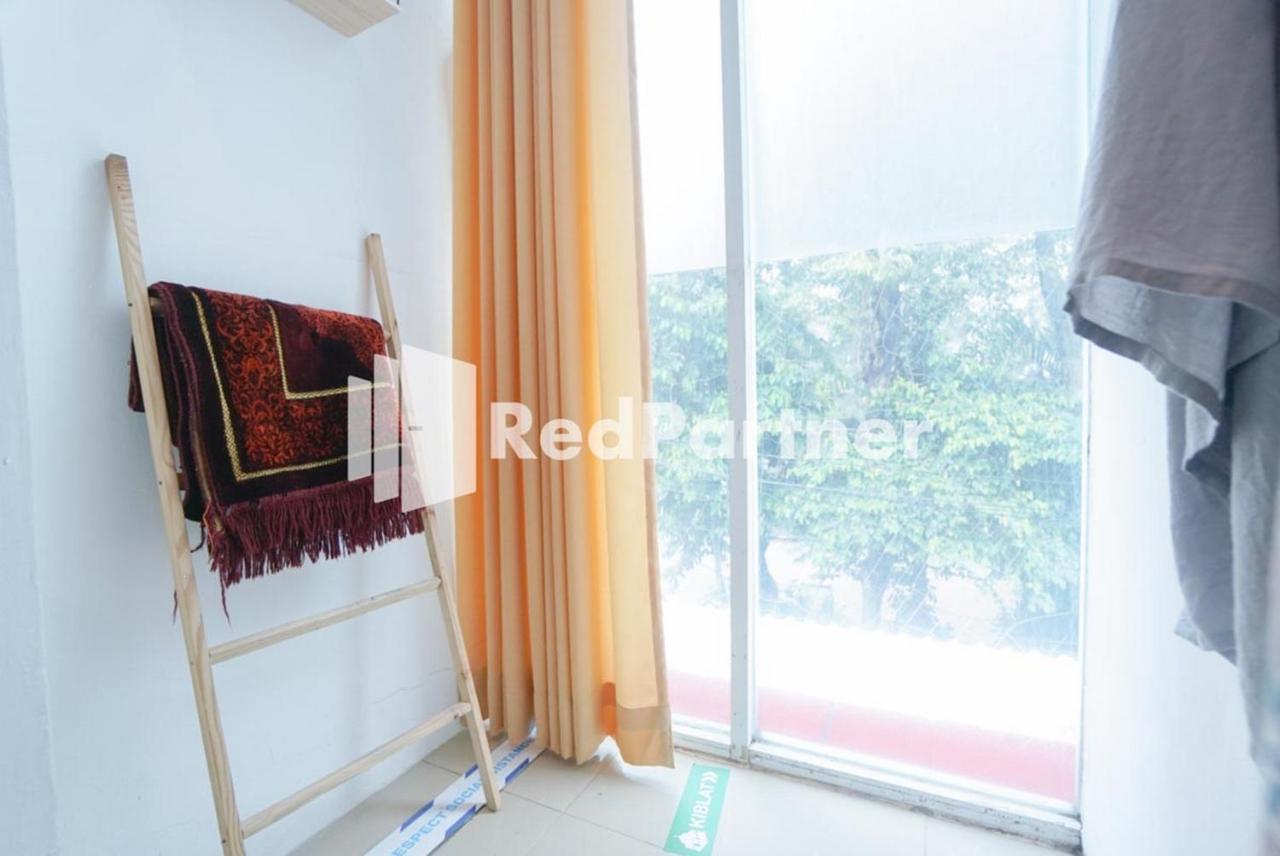 Eascot Hotel Mitra Reddoorz Jakarta Exteriör bild