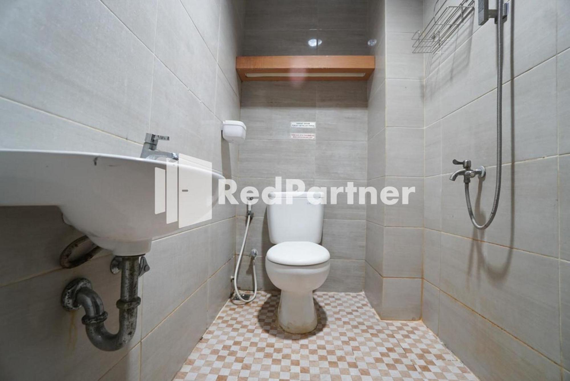 Eascot Hotel Mitra Reddoorz Jakarta Rum bild