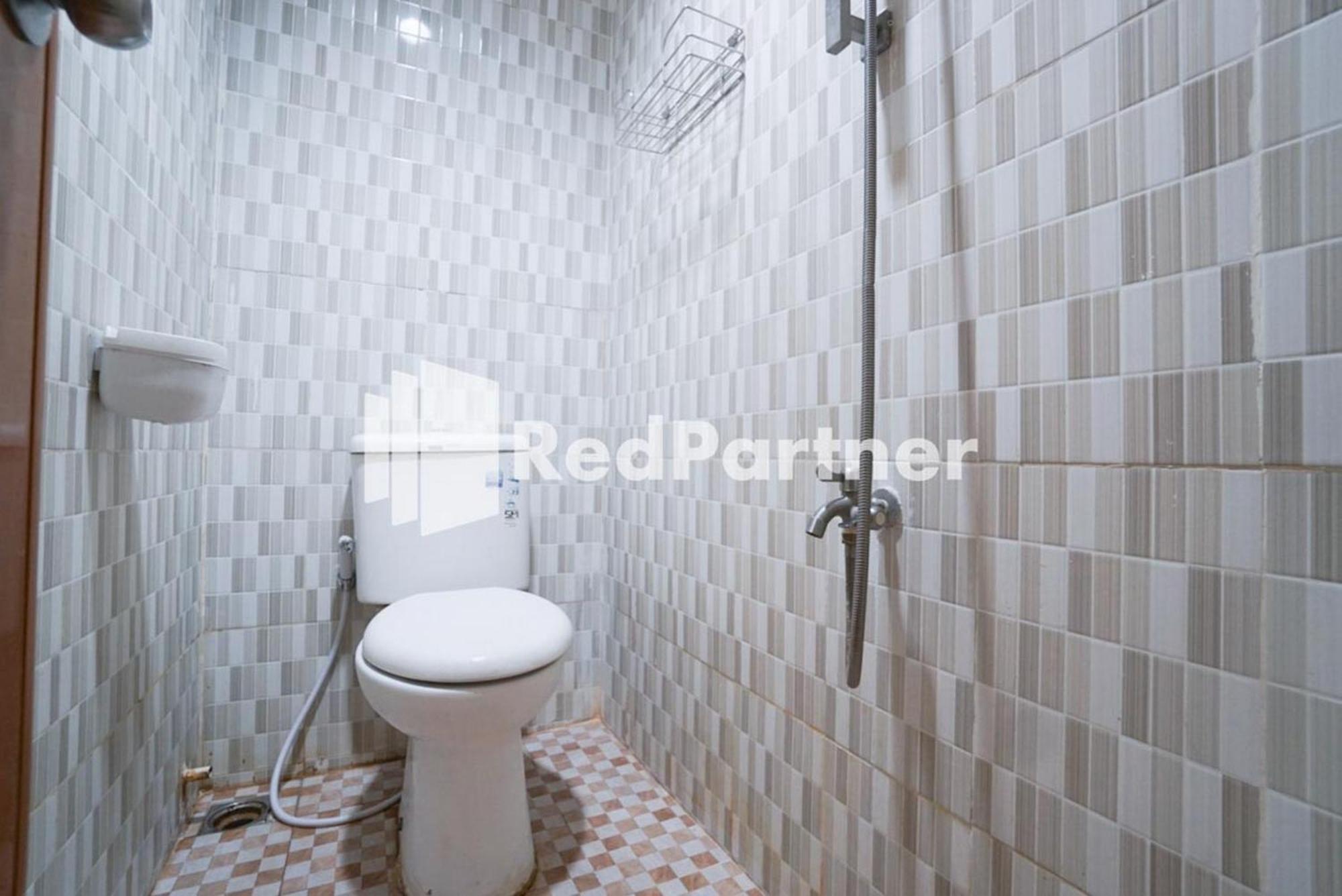 Eascot Hotel Mitra Reddoorz Jakarta Rum bild